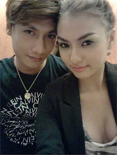 Sau nghi vấn với Tuấn Hưng, một câu hỏi lớn lại được đặt ra khi chứng kiến cảnh Hồng Quế chụp ảnh thân mật, xuất hiện bên nhau tình tứ cùng người mẫu Gia Ngọc.