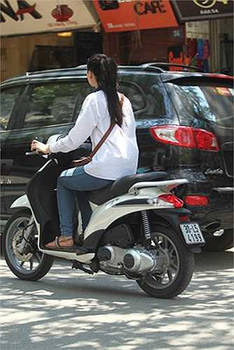 Đi xe máy đến trường nhưng Hồng Quế không bao giờ đội mũ bảo hiểm.