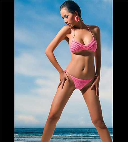 Mai Phương Thúy tự tin khoe vóc dáng cùng bikini hai mảnh.