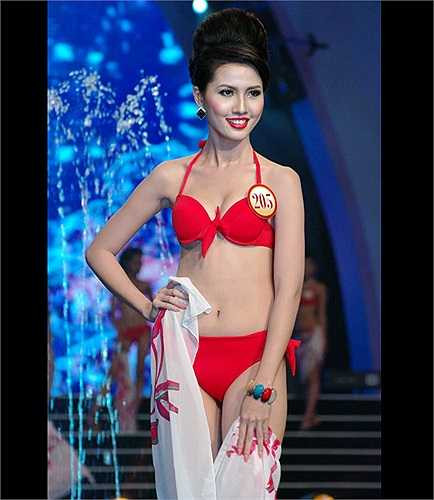 Phan Thị Mơ tự tin khoe vóc dáng trong một cuộc thi nhan sắc.