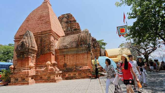 Du khách tham quan Tháp Bà Ponagar, Nha Trang - Ảnh: Tiến Thành