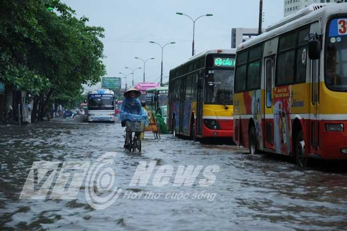 Phố phường Hà Nội ngập chìm trong mưa lớn