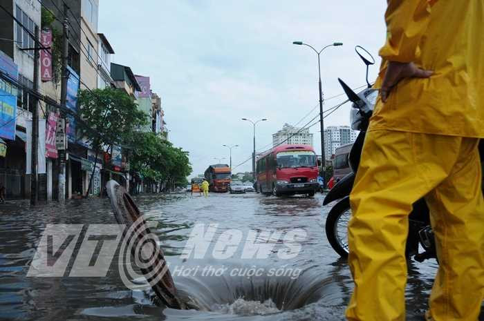Phố phường Hà Nội ngập chìm trong mưa lớn