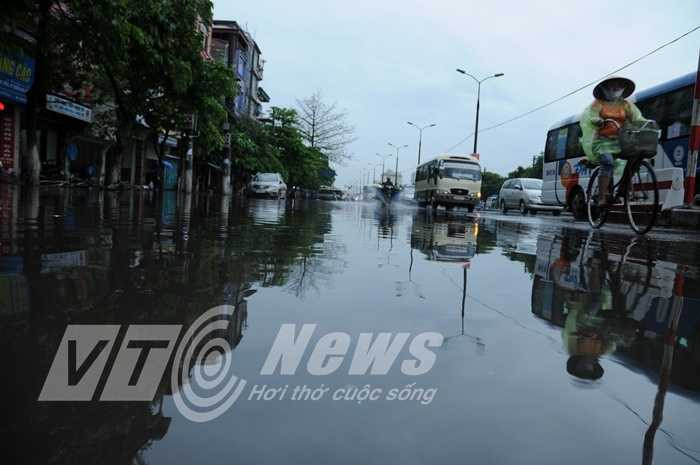 Phố phường Hà Nội ngập chìm trong mưa lớn