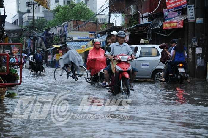 Phố phường Hà Nội ngập chìm trong mưa lớn