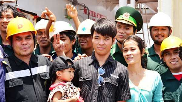 Thủy thủ đoàn chia vui và tạm biệt ngư dân Việt Nam. Ảnh: Văn Chương