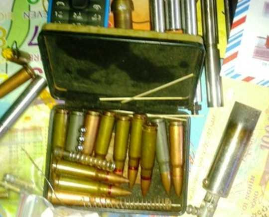 Bắt ma túy, phát hiện 'xưởng' sản xuất súng tự chế