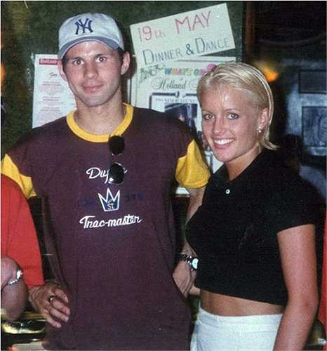 Cuộc tình đầu tiên kết thúc chóng vánh sau 1 năm và Giggs cũng chóng vánh có được cô bồ mới - diễn viên Davina Taylor