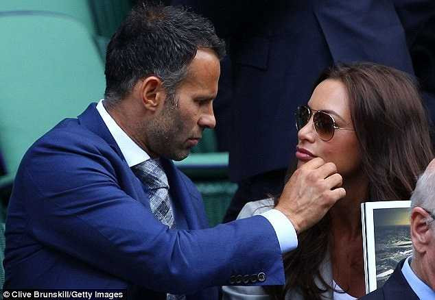 Giggs không ngại ngần thể hiện những cử chỉ lãng mạn dành cho cô vợ của mình trước công chúng