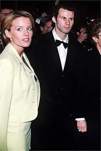 Trước khi cặp với Davina Taylor, HLV tạm quyền của Man Utd cũng đã kịp vắt vai hai mối tình khác là người mẫu Louise Callaghan và cô sinh viên Roberta Simpson