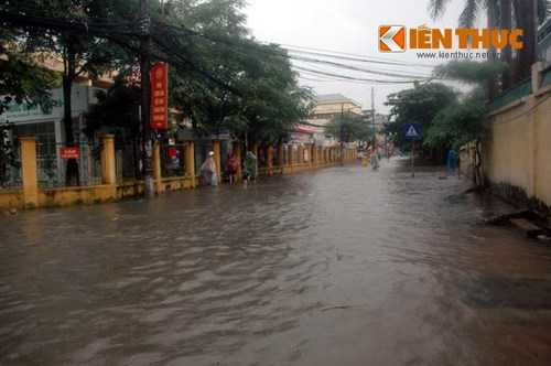 Mưa lớn đường ngập, cột điện cũng ngập sâu trong nước, tiềm ẩn nhiều nguy cơ chết người. (Ảnh minh họa: Tiến Dũng).