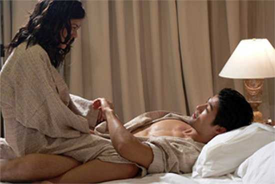 Về nước năm 2006, chàng diễn viên điển trai được đạo diễn Nguyễn Quang Dũng mời đóng vai Trương Ba trong bộ phim 'Hồn Trương Ba, da Hàng thịt'. 