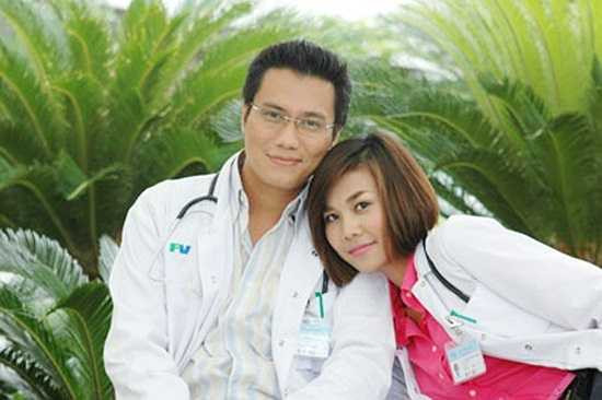 Việt Anh với hình ảnh bác sỹ điển trai, đồng thời là người yêu của Thanh Hằng trong 'Gia tài bác sỹ'. (2008).