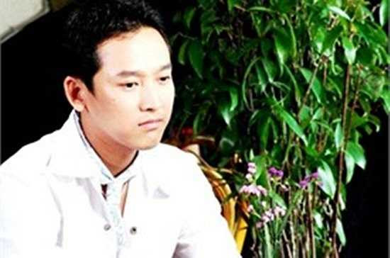 Năm 2002, Hứa Vĩ Văn tham gia bộ phim truyền hình đầu tiên mang tên 'Cây huê xà'.