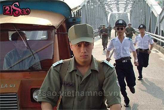 Việt Anh thủ vai Phi Hùng trong 'Dòng sông phẳng lặng', một bộ phim về chiến tranh có quy mô lớn sản xuất năm 2004.