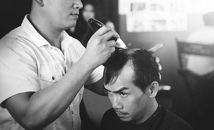 Trong quá trình luyện tập, anh tỏ rõ tài năng giả giọng y hệt nhân vật phải hóa thân.