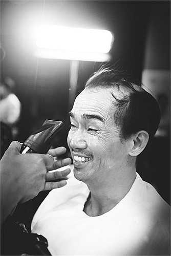 Ngay sau đó, Minh Thuận bất ngờ xin 'xả' vai và nhảy chân sáo về chỗ ngồi cùng các thí sinh khác.