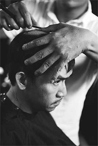 Anh chia sẻ: 'NSND Trần Hiếu là một giọng bass trầm rất hiếm hoi của Việt Nam'.