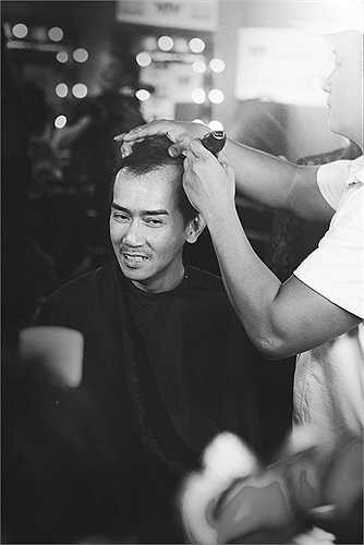 Minh Thuận đã rất sáng tạo khi tự mình may một bộ áo đệm bằng mút để thân hình tròn trĩnh như bác Hiếu.