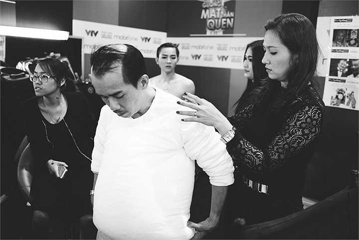 Hơn thế nữa, anh đã hy sinh luôn mái tóc của mình để tiết mục hóa trang hoàn hảo nhất.