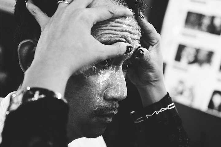 Giám khảo Thành Lộc hài hước trêu chọc: 'Chú vuốt cái gì mà có những hột trắng rơi rụng, đây quả thật là sự hóa trang rất sáng tạo. Sự hóa thân của Thuận rất nghiêm túc, kỹ thuật hóa thân hoàn hảo'.