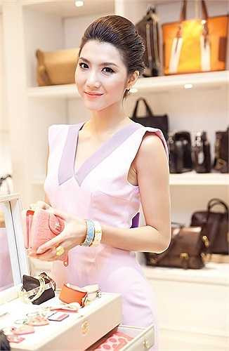 Sau đó không lâu, Ngọc Quyên 'gây bão' bằng bộ ảnh nude bảo vệ môi trường trần trụi nhức mắt.