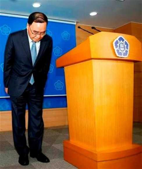 Thủ tướng Hàn Quốc tuyên bố từ chức, chịu trách nhiệm trong vụ chìm phà Sewol.