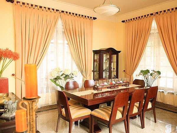 Đây là căn nhà anh chị xây dựng khi mới từ hải ngoại về Việt Nam cách đây vài năm. Phòng khách của biệt thự được trang hoàng sang trọng, lộng lẫy với gam màu chủ đạo là vàng. 