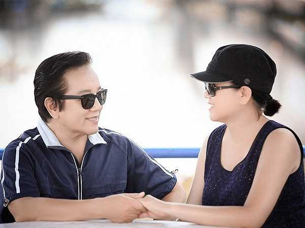 Bí quyết giữ gìn hạnh phúc của vợ chồng Elvis Phương là lúc nào cũng như ngày mới yêu. Hai vợ chồng phải tuyệt đối tin tưởng lẫn nhau. Bình thường, họ gọi nhau là 'bố', 'mẹ', hiếm khi giận nhau quá 5 phút. 