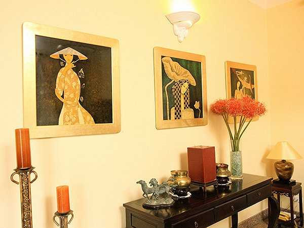 Phòng ăn của gia đình được thiết kế và sắp xếp tinh tế, gọn gàng.