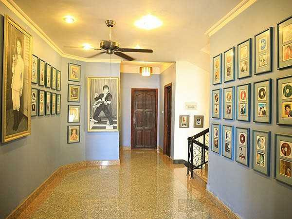 Dọc hành lang ở lầu 1 cũng treo đầy hình ảnh ghi lại chặng đường hoạt động nghệ thuật của danh ca. 