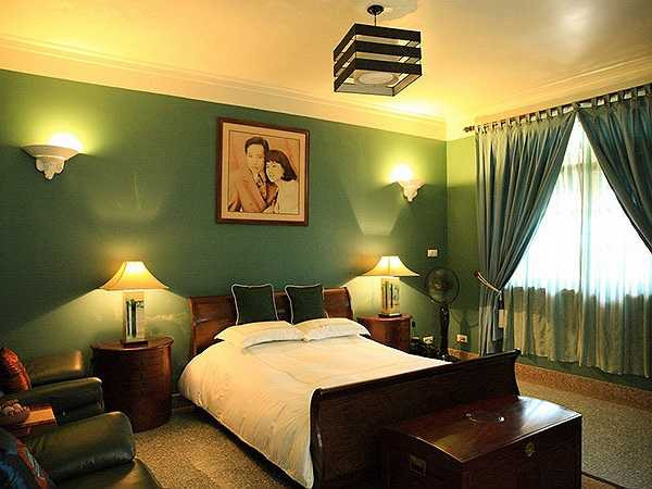 Phòng ngủ của vợ chồng giọng ca 'Mười năm tình cũ' ấm áp với gam màu xanh. 