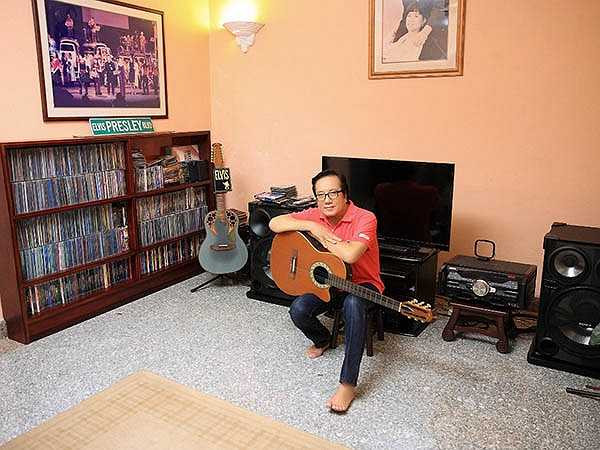 Elvis Phương chụp ảnh ở phòng nghe nhạc, nơi có bộ sưu tập gồm hàng trăm CD, DVD của ông vua nhạc rock Mỹ Elvis Presley - người mà Elvis Phương chịu khá nhiều ảnh hưởng về phong cách. 