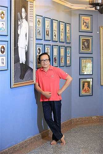 Nam danh ca tạo dáng chụp ảnh bên những tấm ảnh của chính mình từ khi còn nhỏ đến lúc trưởng thành. 