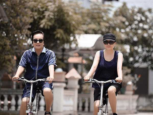 Hàng ngày, Elvis Phương dành ra hai tiếng đồng hồ buổi sáng để tập thể dục cùng vợ. Ông thích hít đất, chạy bộ, đạp xe... và nghe nhạc rồi hát theo trong lúc tập. Nhờ vậy, đã gần 70 tuổi nhưng Elvis Phương vẫn hát rất khoẻ. 