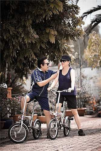 Elvis Phương và vợ - bà Phan Lệ Hoa có tình yêu rất đẹp. Ông gặp bà tại Mỹ, trong một lần ghé thăm nhà người bạn. Họ có khoảng thời gian hẹn hò khá lâu trước khi trở thành vợ chồng. Trước đây, bà xã Elvis Phương kinh doanh bất động sản, nhưng từ khi về làm vợ ông, bà quyết định hy sinh sự nghiệp để trở thành hậu phương vững chắc cho danh ca. Hai người có với nhau một người con trai. 