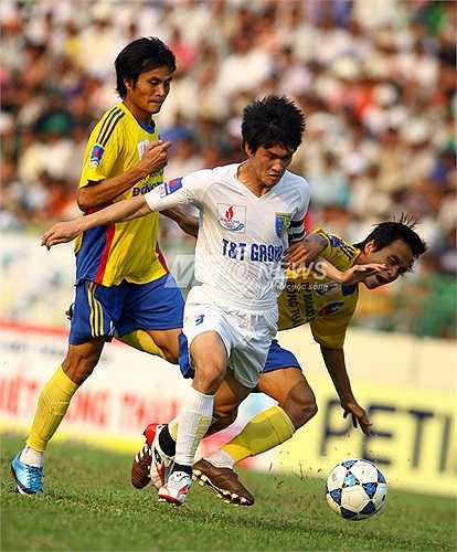 Đội bóng của Công Vinh sớm nhận hai bàn thua và phải tới phút 84 mới có bàn rút ngắn tỷ số. Trong nỗ lực tìm bàn quân bình tỷ số, cuối trận, Công Vinh đã phản ứng trọng tài Vũ Bảo Linh về một tình huống ném biên.