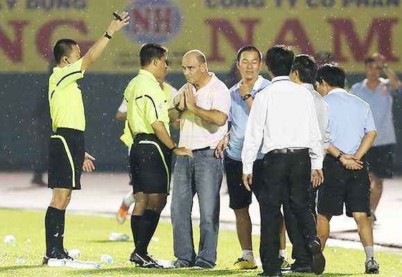 Pha vái lạy gần đây nhất trên sân cỏ Việt Nam chính là hành động vái trọng tài Trần Trung Hiếu của HLV CLV Đồng Tâm Long An - Vital. Ông Vital sau đó bị treo quyền chỉ đạo 2 trận và nộp phạt 5 triệu đồng.