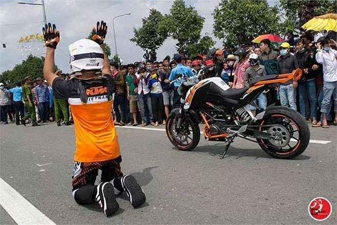 Và những ngày qua, người hâm mộ thể thao thực cả nước đã phải suy nghĩ trước hành động vái lạy các CĐV Việt Nam của VĐV đua xe người Malaysia tại giải đua moto 400m ở Bình Dương.