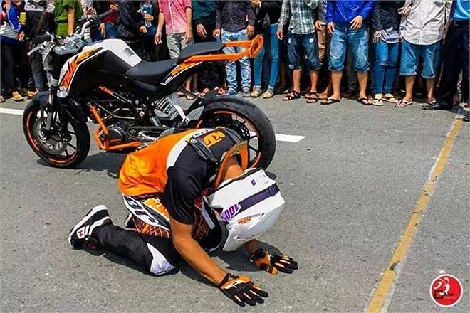 Khác với những hành động mang tính phản cảm của các cầu thủ, HLV trên sân cỏ Việt Nam kể trên, hành động của VĐV Malaysia là một sự thức tỉnh về ý thức và văn hóa cổ động của người Việt Nam.