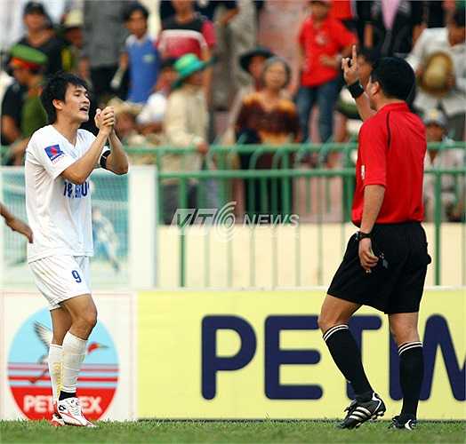 Ở thời điểm nhận án phạt, Công Vinh tỏ ra bất bình và còn tuyên bố nếu không được giảm án sẽ giải nghệ. Cho tới nay, pha vái lạy trọng tài Vũ Bảo Linh của Công Vinh là một pha vái lạy 'kinh điển' nhất làng bóng đá Việt.