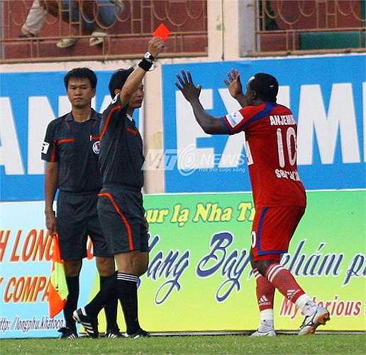 Ngày 24/4/2011, tới lượt tiền đạo Timothy của Hòa Phát Hà Nội vái lạy trọng tài chính Nguyễn Văn Đông sau khi anh phải nhận thẻ đỏ ở phút 75.