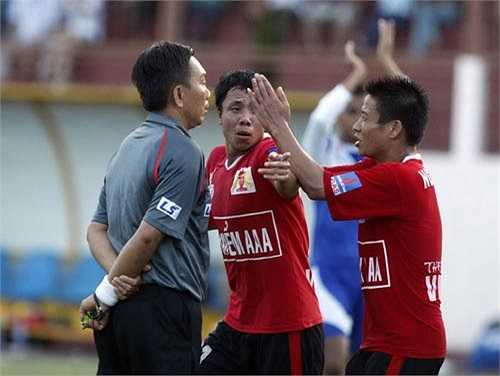 Một cầu thủ cũng từng trắng án sau pha vái lạy trọng tài là Ngọc Lung của V.Ninh Bình ở mùa giải 2010. Ngọc Lung phản ứng lại quyết định thổi phạt 11m của trọng tài Bùi Thành Nghĩa trọng trận gặp K.Khánh Hòa.