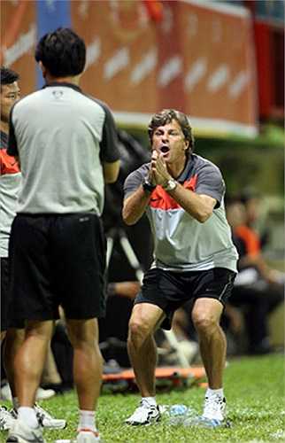 Còn đây là pha vái lạy rất khó hiểu của HLV Falko Goetz hướng về các trợ lý của mình tại SEA Games 26 ở Indonesia. Hành động diễn ra trong trận U23 Việt Nam bị U23 Myanmar cầm hòa 1-1.