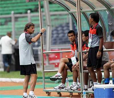 Nhiều người sau đó lý giải đó là một hành động thể hiện sự bất lực của HLV người Đức nhưng lại quay ra trút giận lên các trợ lý của mình.