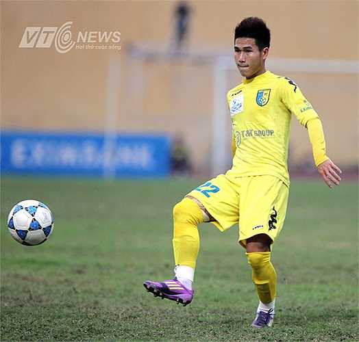 Hậu vệ Quốc Long của Hà Nội T&T là người từng phải nhận án phạt treo giò 3 trận sau khi có hành động vái lạy trọng tài Ngô Quốc Hưng ở vòng 11 V-League 2012. Phản ứng của Quốc Long là bộc phát và diễn ra rất nhanh. 