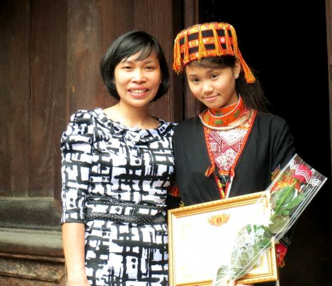 Ngọc Ánh và cô giáo Hòa người truyền cảm hứng môn Lịch sử cho em.