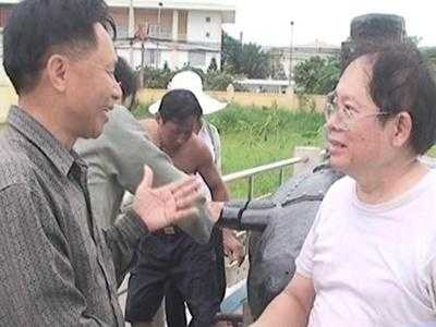 Ông Phan Bội Trân (áo trắng)