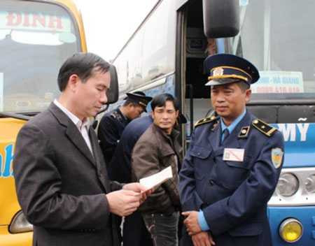 Chánh thanh tra Bộ GTVT Nguyễn Văn Huyện trực tiếp kiểm tra hoạt động vận tải tại bến xe Hà Nội