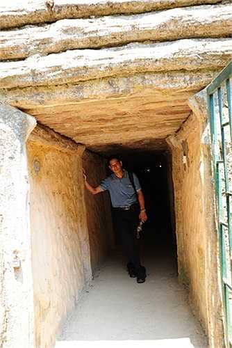 Từ lán Đại tướng Võ Nguyên Giáp thông sang lán Tham mưu trưởng Hoàng Văn Thái và lán cố vấn quân sự Vi Quốc Thanh là một đường hầm dài 69 mét. Đường hầm cao 1,70 mét, rộng từ 1 đến 3 mét, giữa đường hầm có một phòng họp diện tích 18m2 và 5 vị trí đặt máy thông tin liên lạc: 1 máy nối Sở Chỉ huy chiến dịch với Bộ Chính trị Trung ương Đảng; 4 máy liên lạc trực tiếp với các đại đoàn đang chiến đấu ở Điện Biên Phủ. 